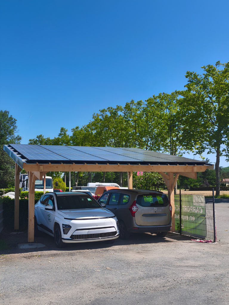carport solaire ossature bois avec toiture bac acier et panneaux solaires photovoltaïques intégrés, visible en démonstration sur le site de l’entreprise Structure carport aluminium panneaux TRINA – réalisation Auch